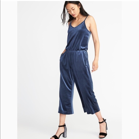 A blue jumpsuit - Picture 2 of 3